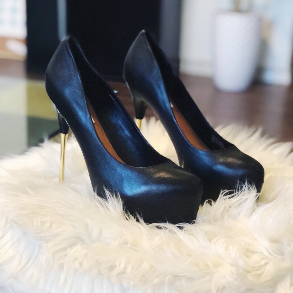 Steve Madden Black Leather stilettos w/ gold heel